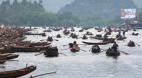 Hàng vạn người trẩy hội chùa Hương