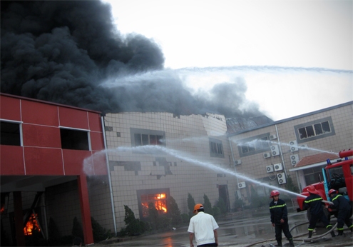 Cháy nhà máy nhựa, hàng nghìn công nhân hoảng loạn 