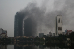 Cháy tháp đôi 33 tầng, 10 công nhân ngạt khói
