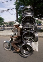 
Ấn tượng về khả năng vận chuyển hàng hóa cồng kềnh của xe máy trên đường   phố, nhiếp ảnh gia Hans Kemp đã dành nhiều năm để chụp lại những cảnh   này.      

